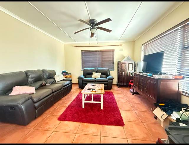 4 BEDROOM HOUSE FOR SALE IN BERGZICHT